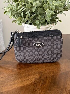 Coach Double Zip Signature Black Wristlet with hang tag